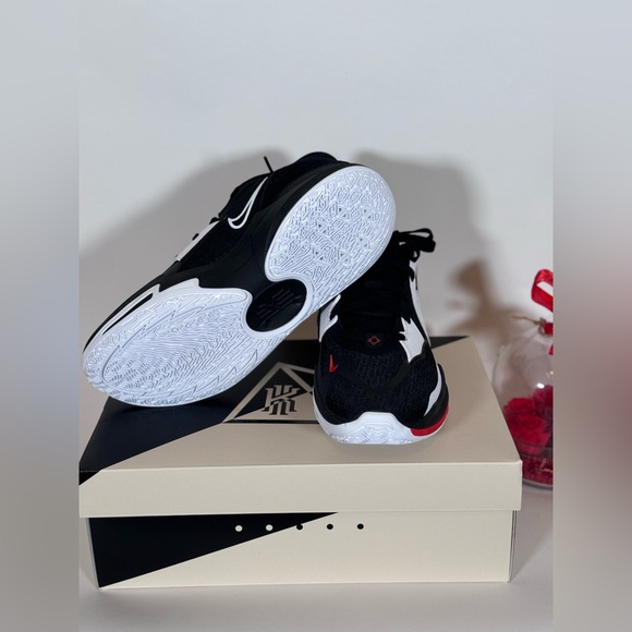 NIB New Nike Kyrie Low 5 - Picture 4 of 7